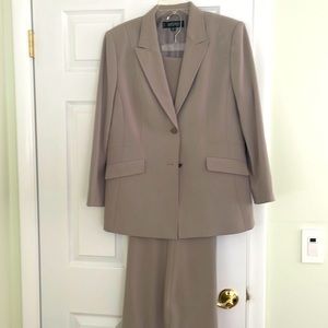 Taupe pants suit